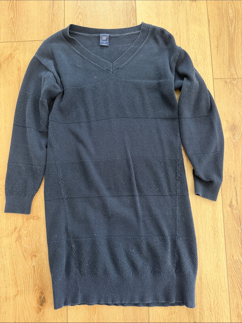 GAP Men's Navy Textured V-Neck Sweater